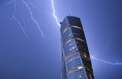 Relámpago sobre el edificio Tunring Torso en Malmö, Suecia.