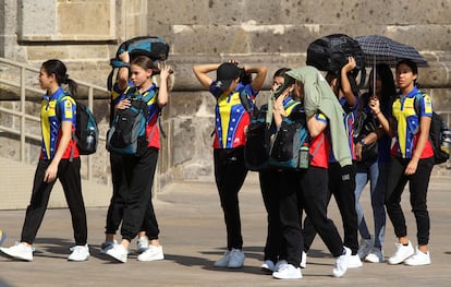 Un grupo de turistas venezolanas se cubre de los fuertes rayos del sol, en la ciudad de Guadalajara. 