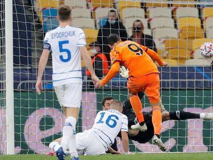 Morata anota su segundo gol de cabeza contra el Dínamo de Kiev este martes en Kiev.