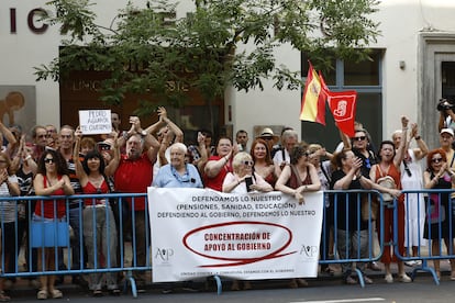 Simpatizantes del PSOE, congregados a las puertas de Ferraz momentos antes del arranque del Comité Federal. 