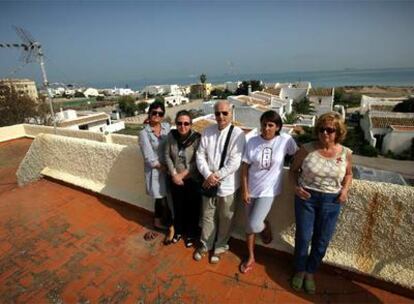 Almudena, María José, Cliff, Irene y Mercedes, propietarios de casas en la urbanización La Casbah, en El Saler (Valencia), afectadas por la Ley de Costas.