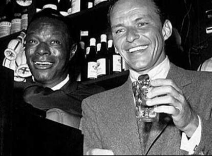 Nat King Cole y Frank Sinatra, en un fotograma de <i>3055 Jean Leon.</i>