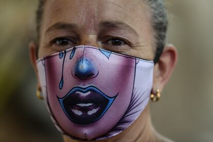 Una mujer lleva una mascarilla con lágrimas bajando por las mejillas
