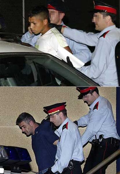 Los <i>mossos d'esquadra</i> conducen hasta el furgón policial a Pedro Enrique Méndez Vizueta (en la imagen de arriba) y a Santiago Sánchez Pachón (abajo), camino de la cárcel, tras declarar ante la juez en la noche del lunes.