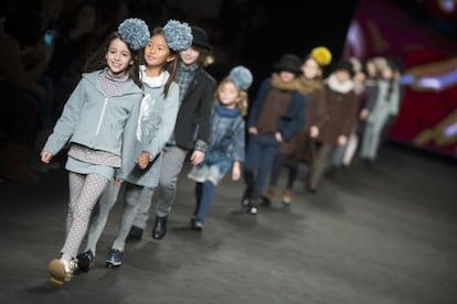 Modelos infantiles durante el desfile de Cóndor en la reciente pasarela 080 de Barcelona.