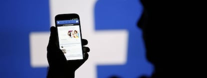 Un usuario accede a Facebook desde su &lsquo;smartphone&rsquo;. 