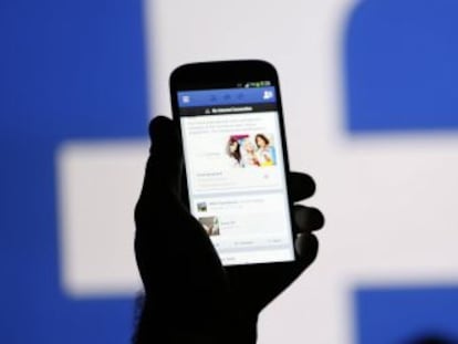 Un usuario accede a Facebook desde su &lsquo;smartphone&rsquo;. 