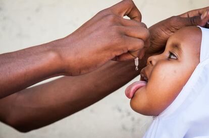 Una niña recibe una dosis oral de la vacuna contra la polio, en Somalia, en septiembre de 2013, en el marco de una campaña de inmunización en el país después de que en mayo de ese año se conociera el primer contagio desde 2007.