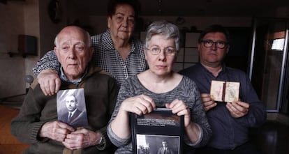 Manuel Lapeña, primero por la izquierda, sostiene una fotografía de su padre junto a otros familiares en su casa de Zaragoza. 