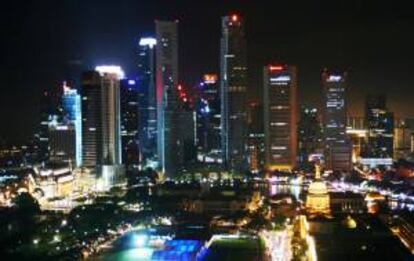 Imagen de archivo del 31 de diciembre de 2005, que muestra una panorámica nocturna del distrito de negocios de Singapur. EFE/Archivo