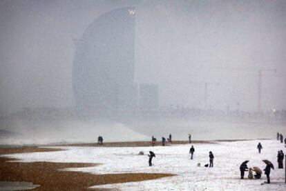 La playa de la Barceloneta bajo la nieve, ayer a primera hora de la tarde.