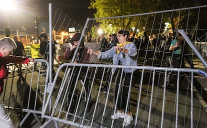 Decenas de personas derriban las vallas que Francia tiene colocadas en la frontera de Irún para impedir el paso de migrantes.