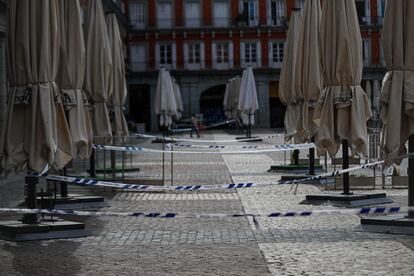 Terrazas de bares y restaurantes permanecen cerradas este miércoles en Madrid.