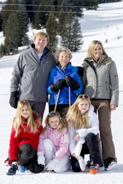 Los reyes de Holanda, con sus hijas y la princesa Beatriz.