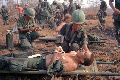 Un soldado estadounidense herido recibe ayuda tras ser rescatado de una batalla en una zona de Vietnam próxima a la frontera de Camboya. Anderson recuerda la visita de dos soldados a la casa familiar, entonces en Taiwan, durante

su infancia. Tenía nueve años. Los dos soldados prometieron volver. Seis meses después volvió sólo uno. Su compañero había muerto en Vietnam.