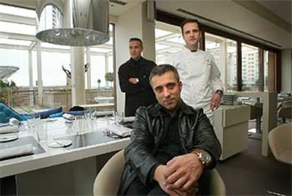 Sergi Arola (en primer término) junto al <i>chef</i> Angel Palacios y Eduard Arola, director del nuevo restaurante del hotel Arts.