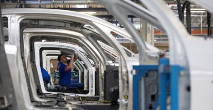Empleado de la fábrica de Renault en Dieppe, al oeste de Francia.