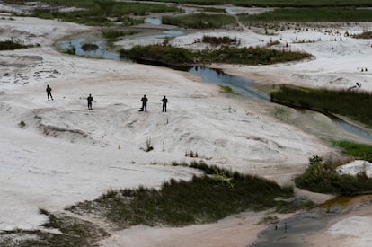 Soldados de las fuerzas armadas venezolanas vigilan una zona dañada por la minería ilegal en la frontera sur cerca de Brasil y Colombia, el 21 de diciembre.