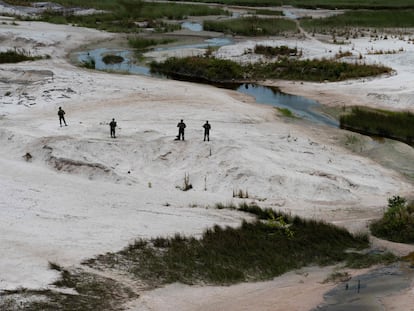Soldados de las fuerzas armadas venezolanas vigilan una zona dañada por la minería ilegal en la frontera sur cerca de Brasil y Colombia, el 21 de diciembre.