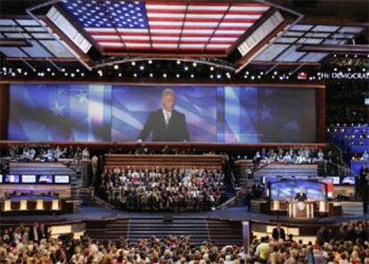 El FleetCenter de Boston se ha convertido en su primera noche de Convención Demócrata en un multicolor escenario en el que abundan las sonrisas y el optimismo de cara a la próxima elección presidencial. En un perfecto ejemplo de lo que se entiende como un espectáculo americano, miles de delegados procedentes de todos los Estados del país están disfrutando con los discursos de oradores, las canciones de rock and roll que separan los segmentos del <i>show</i> y los vídeos testimoniales que se proyectan en la pantalla gigante.