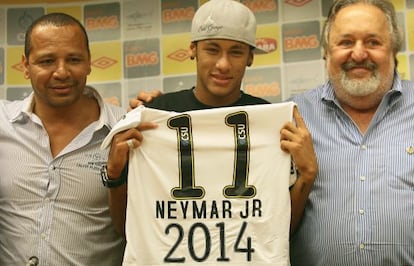 Neymar e seu pai (à esq.), quando o jogador renovou em 2011 com o Santos.