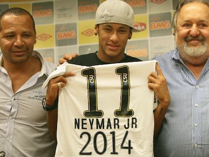 Neymar e seu pai (à esq.), quando o jogador renovou em 2011 com o Santos.