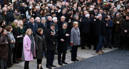 Carles Puigdemont, Carme Forcadell, Artur Mas, Joana Ortega y la exconsellera Irene Rigau, a las puertas del Palau de la Generalitat.