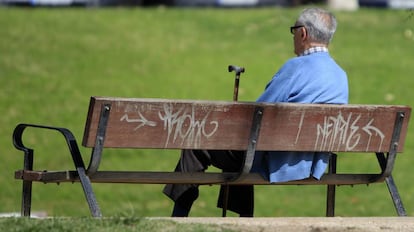 Un jubilado, en un banco de un parque.