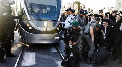 La polic&iacute;a dispersa a manifestantes ultraortodoxos que cortan el paso al tranv&iacute;a en el centro de Jerusal&eacute;n.