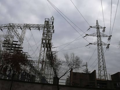 Torre eléctrica junto a unas instalaciones en Barcelona.