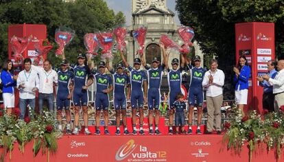 Los ciclistas del Movistar, mejor equipo de la Vuelta, en el podio.