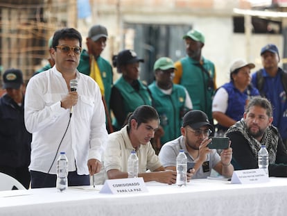 El comisionado de Paz, Danilo Rueda, habla durante una mesa de diálogos con las disidencias de las FARC, en Suárez, Cauca.