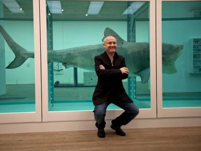 El artista Damien Hirst frente a una de sus obras más polémicas.