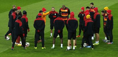 El entrenador del Galatasaray, Roberto Mancini, da instrucciones a sus jugadores en Madrid.