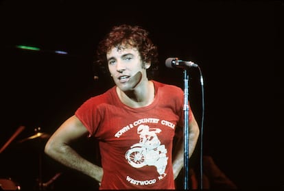 No hay nada más favorecedor y al mismo tiempo más simple que una camiseta de algodón con un buen corte. En eso Bruce es especialista. Aquí, en un concierto en Nueva York en 1976.