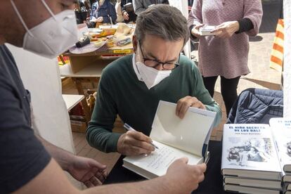 El periodista i escriptor José Ángel Montañés signa un dels exemplars del llibre 'El niño secreto de los Dalí' (Roca Editorial).