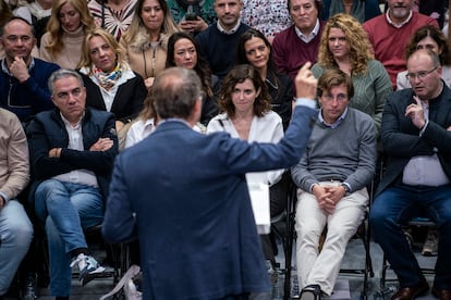 El presidente del Partido Popular, Alberto Núñez Feijóo (de espaldas) habla en un acto del PP, en presencia de Isabel Díaz Ayuso, presidenta de la Comunidad de Madrid y del PP Regional, y el alcalde de Madrid, José Luis Martínez-Almeida.