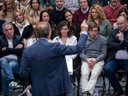 El presidente del Partido Popular, Alberto Núñez Feijóo (de espaldas) habla en un acto del PP, en presencia de Isabel Díaz Ayuso, presidenta de la Comunidad de Madrid y del PP Regional, y el alcalde de Madrid, José Luis Martínez-Almeida.