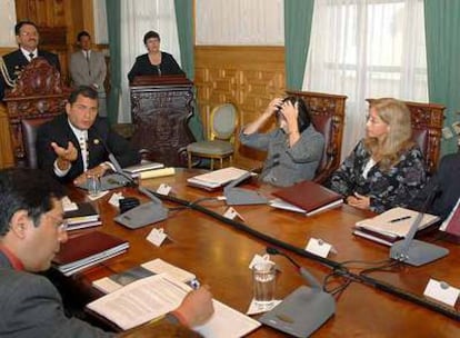 El presidente de Ecuador, Rafael Correa, con los ministros de Economía de Argentina, Brasil, Bolivia, Paraguay y Venezuela
