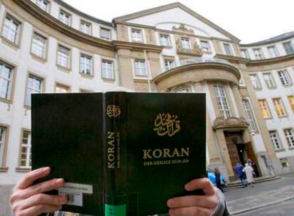 Una mujer posa con el Corán ante un juzgado de Frankfurt
