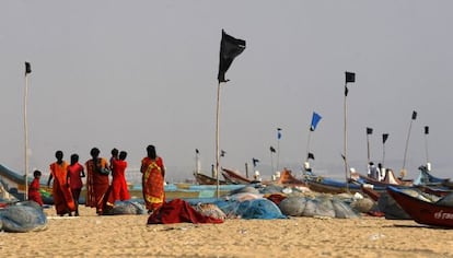 Acto de homenaje a las personas fallecidas por el tsunami de 2004 en Chennai (India), este viernes. 