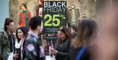 Compradores en las calles de Barcelona por el Black Friday, el año pasado.