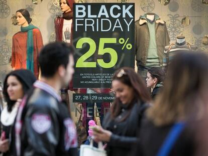 Compradores en las calles de Barcelona por el Black Friday, el año pasado.