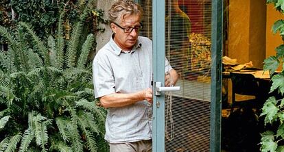 El artista conocido como Mariscal enseñándole sus cosas a ICON una mañana de octubre en Palo Alto (Barcelona).