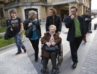 Familiares de Begoña Urroz, con su madre en silla de ruedas, tras el homenaje.