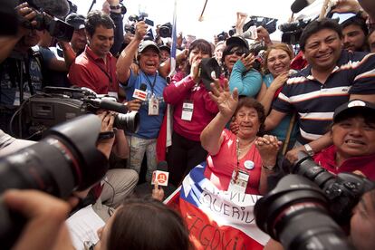 Margarita Rojo, madre del minero Darío Segovia, celebra con otros familiares el rescate de su hijo. Segovia se convirtió en el vigésimo de los trabajadores rescatado de la mina San José.
