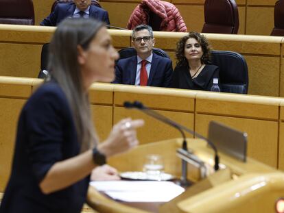 La portavoz de Junts, Miriam Nogueras, interviene en pleno ante la mirada de la vicepresidenta primera, María Jesús Montero, y el ministro de Presidencia, Félix Bolaños.