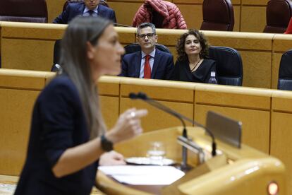 La portavoz de Junts, Miriam Nogueras, interviene en pleno ante la mirada de la vicepresidenta primera, María Jesús Montero, y el ministro de Presidencia, Félix Bolaños.