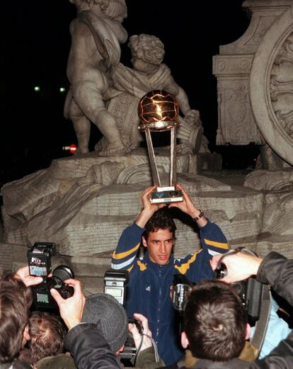 Raúl sostiene la Copa Intercontinental (Copa Toyota) en la fuente de la Cibeles de Madrid, tras ganar al Vasco da Gama en Tokio en 1998.