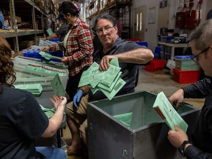 PHOENIX, ARIZONA - NOVEMBER 08: Election workers sort envelopes of ballots at the Maricopa County Tabulation and Election Center on November 08, 2022 in Phoenix, Arizona. After months of candidates campaigning, Americans voted in midterm elections to decide close races across the nation.   John Moore/Getty Images/AFP